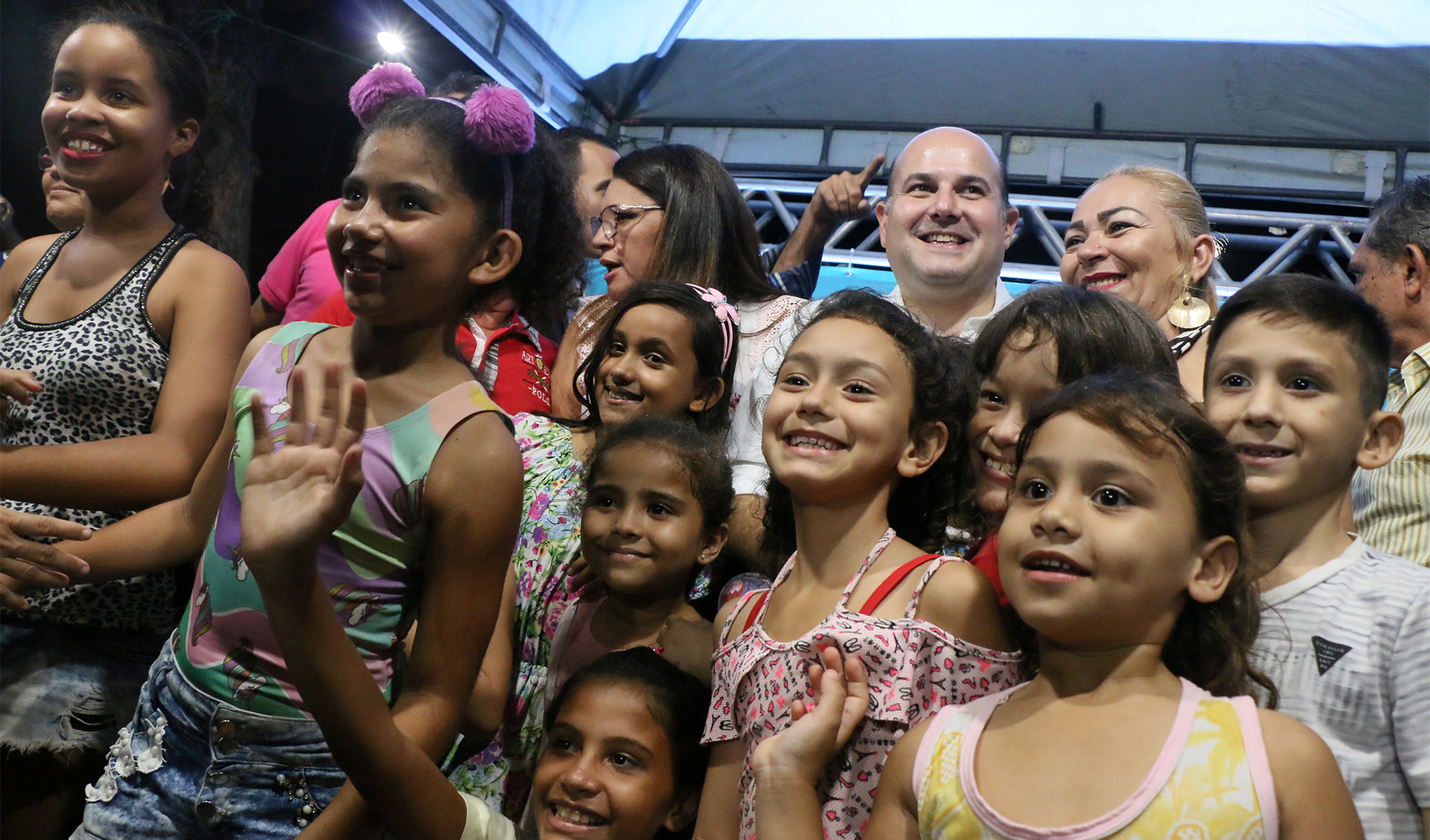 várias pessoas posam para a foto